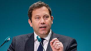 SPD-Chef Lars Klingbeil will im Rentenstreit hart bleiben. SPD-Chef Lars Klingbeil will im Rentenstreit hart bleiben.