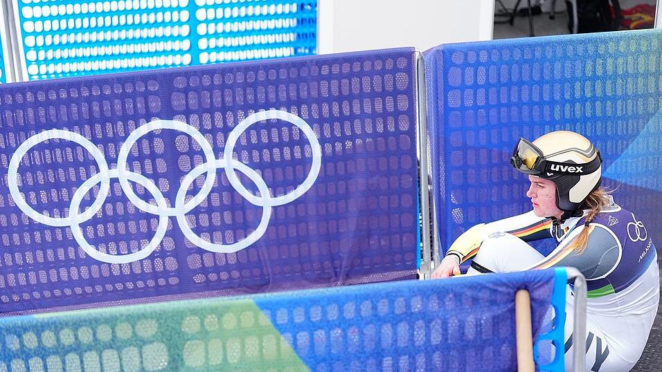 Frustriert nach einem Fahrfehler: Deutschlands Ski-Juwel Emma Aicher.