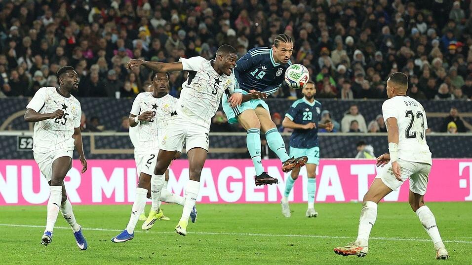 Leroy Sané bereitet das Siegtor mit einer Kopfballvorlage vor. Leroy Sané bereitet das Siegtor mit einer Kopfballvorlage vor.