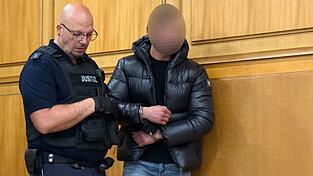 Der angeklagte mutmaßliche Bankräuber wollte laut Staatsanwaltschaft mit der Beute seinen aufwendigen Lebensstil finanzieren. Der angeklagte mutmaßliche Bankräuber wollte laut Staatsanwaltschaft mit der Beute seinen aufwendigen Lebensstil finanzieren.