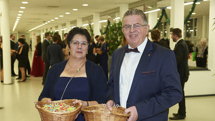 Die Metzgerzunft hat am Samstagabend in die Joseph-von-Fraunhofer-Halle eingeladen. Die Metzgerzunft hat am Samstagabend in die Joseph-von-Fraunhofer-Halle eingeladen.