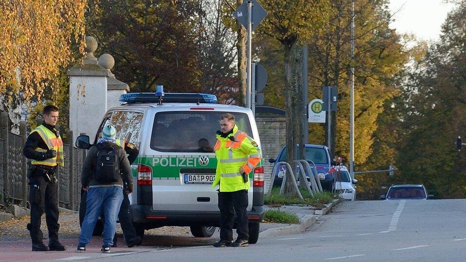 Unmittelbar nach dem Bombenfund am Landratsamt in Straubing wurde die Leutnerstraße gesperrt. Unmittelbar nach dem Bombenfund am Landratsamt in Straubing wurde die Leutnerstraße gesperrt.