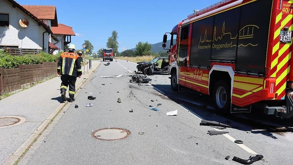 Bei Niederkandlbach im Landkreis Deggendorf ist es zu einem schweren Unfall gekommen. Bei Niederkandlbach im Landkreis Deggendorf ist es zu einem schweren Unfall gekommen.