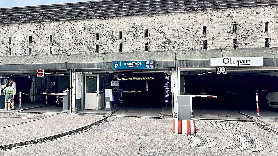 Links ist ab Dienstag geschlossen, rechts gilt: Alles was kein Dach hat, ist als Parkplatz noch verf&uuml;gbar. Wegen Brandschutzm&auml;ngeln stehen im Parkhaus Wittstra&szlig;e vorerst deutlich weniger Parkpl&auml;tze zur Verf&uuml;gung.