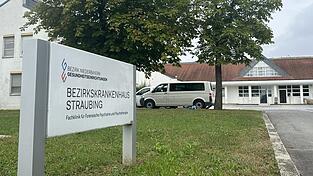 Der Eingangsbereich des Bezirkskrankenhauses im Straubinger Ortsteil Lerchenhaid.
