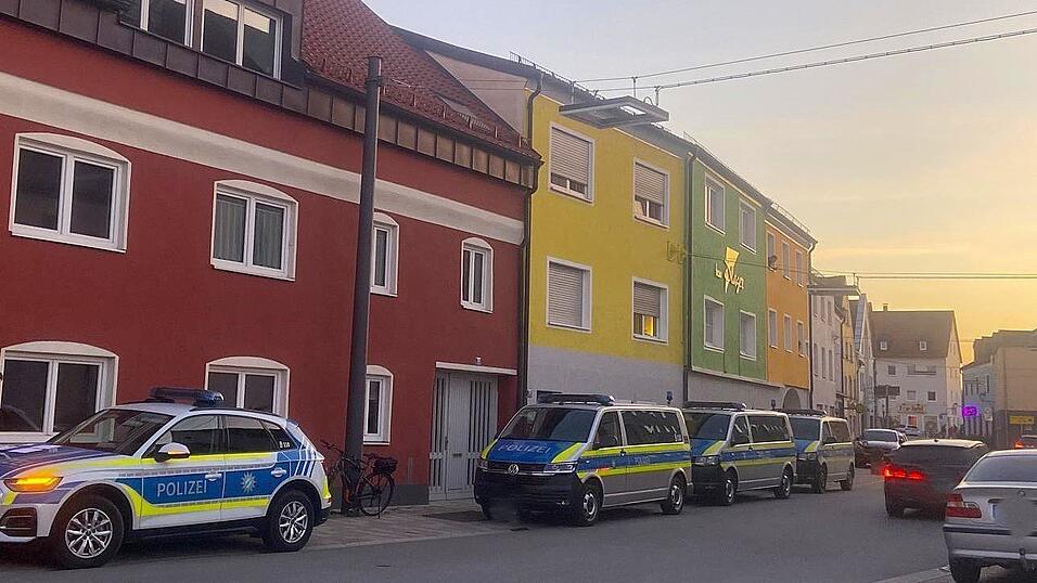 Ein Polizeiauto nach dem anderen parkte am Donnerstagabend am Spitalplatz. Das durchsuchte Objekt ist nicht auf dem Bild zu sehen. 