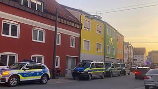 Ein Polizeiauto nach dem anderen parkte am Donnerstagabend am Spitalplatz. Das durchsuchte Objekt ist nicht auf dem Bild zu sehen. 
