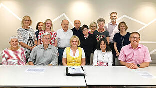 Die Gelben Damen und Herren vom Besuchsdienst am Klinikum St. Elisabeth unter Interimsleitung von Ursula Urban (Mitte) trafen sich mit Pflegedirektor Hubert Langmantl (rechts) und dessen Stellvertreter Franz Lermer (3.v.r.), um Werbung für ihren ehrenamtlichen Dienst zu machen.