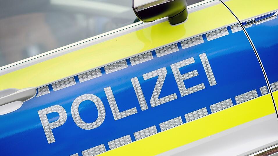 Nach dem Vorfall in der W&uuml;rzburger Stra&szlig;e in Aschaffenburg sicherten Einsatzkr&auml;fte der Polizei Spuren am Tatort. (Symbolbild)