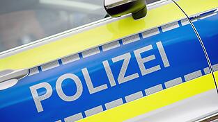 Nach dem Vorfall in der W&uuml;rzburger Stra&szlig;e in Aschaffenburg sicherten Einsatzkr&auml;fte der Polizei Spuren am Tatort. (Symbolbild)