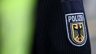 Bei einer Auseinandersetzung in einem Regionalzug zwischen dem Münchner Hauptbahnhof und dem Ostbahnhof sind zwei Männer verletzt worden. (Symbolbild) Bei einer Auseinandersetzung in einem Regionalzug zwischen dem Münchner Hauptbahnhof und dem Ostbahnhof sind zwei Männer verletzt worden. (Symbolbild)