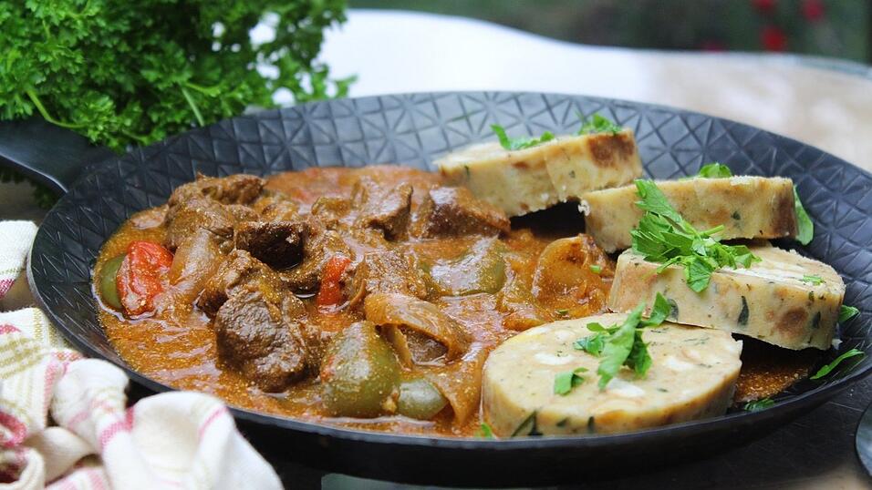 Als Beilage für das Brauhausgulasch haben wir in diesem Beispiel Serviettenknödel verwendet - Nudeln oder Spätzle bieten sich aber genauso an.
