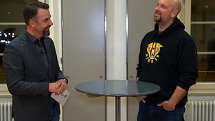 Schauspieler Stephan Zinner im Talk mit NIEDERBAYERN TV Moderator Andreas Reichelt.