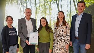 Angelika Hable (l.) und Eva Streicher (M. vom MINT-Team der Region Niederbayern übergaben Landrat Werner Bumeder (2. v. l.) sowie Sebastian Wimmer, Sachgebietsleiter Kreisentwicklung, und Lisa Wutz, Regionalmanagement, die Unterstützerurkunde.