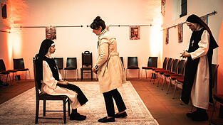 Antonia Keim (links), Ina Lehmann (Mitte) und Gaby Butz spielen die Hauptrollen in &bdquo;Agnes&ldquo;. Das Foto ist ohne Zuschauer w&auml;hrend der Generalprobe entstanden.