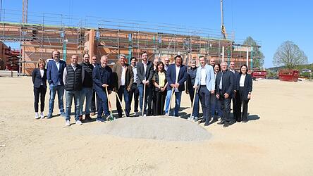 Alle Beteiligten, von der Baufirma &uuml;ber die Betreiber bis hin zum Investor und Gemeindevertreter trafen sich auf der Baustelle.