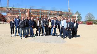 Alle Beteiligten, von der Baufirma &uuml;ber die Betreiber bis hin zum Investor und Gemeindevertreter trafen sich auf der Baustelle.