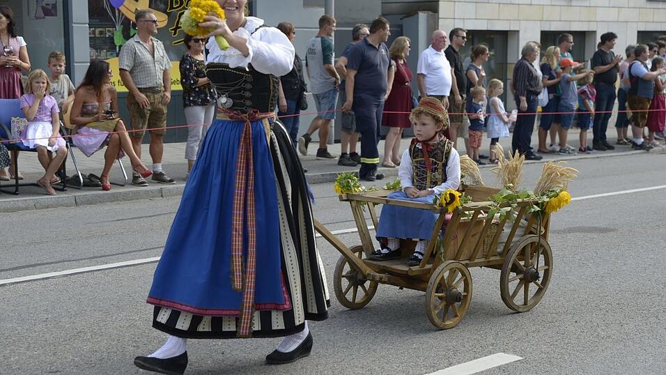 Der Gäubodenvolksfest-Auszug in Bildern. Der Gäubodenvolksfest-Auszug in Bildern.