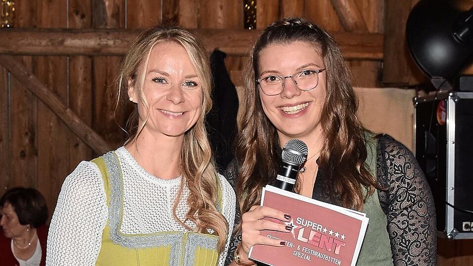 Festmutter Marion Peis (l.) und Festbraut Ayla Schmidt.