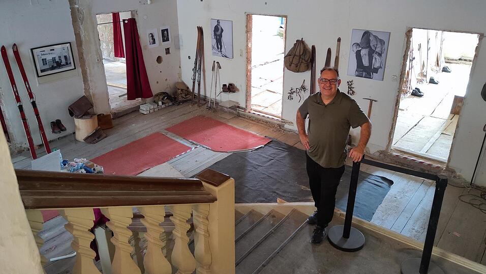 Martin Erdl in seinem zukünftigen „Mia san Sport Museum“ im vergangenen August. Mittlerweile hat sich einiges an Exponaten angesammelt. Die Arbeit geht ihm allerdings nicht aus.