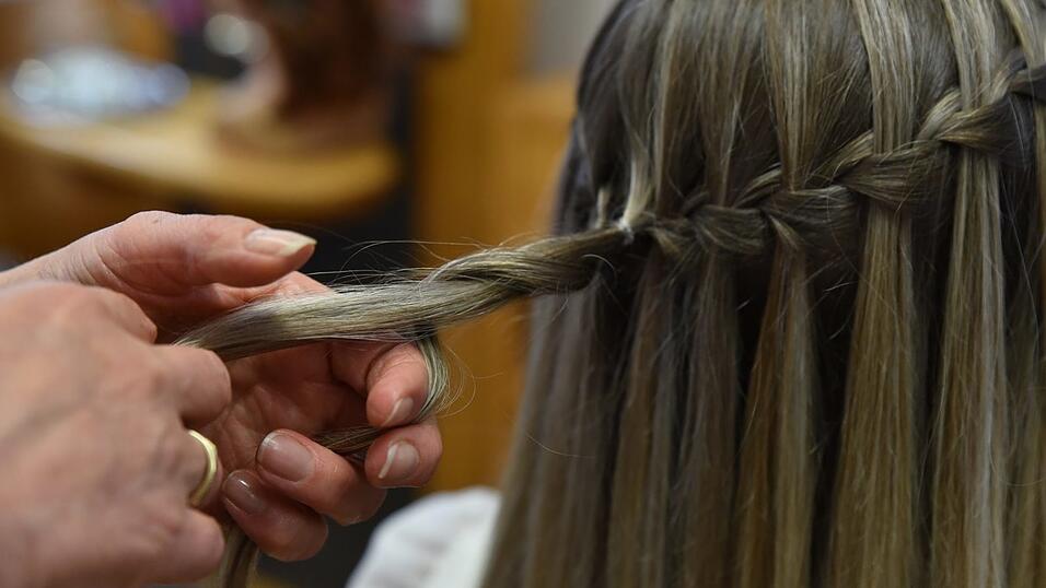 Jetzt die beiden Zöpfe nehmen und ineinander verdrehen und zu einem lockeren Dutt zusammenrollen. Mit Haargummis und Haarspray für festen Halt sorgen. Fertig. Jetzt die beiden Zöpfe nehmen und ineinander verdrehen und zu einem lockeren Dutt zusammenrollen. Mit Haargummis und Haarspray für festen Halt sorgen. Fertig.