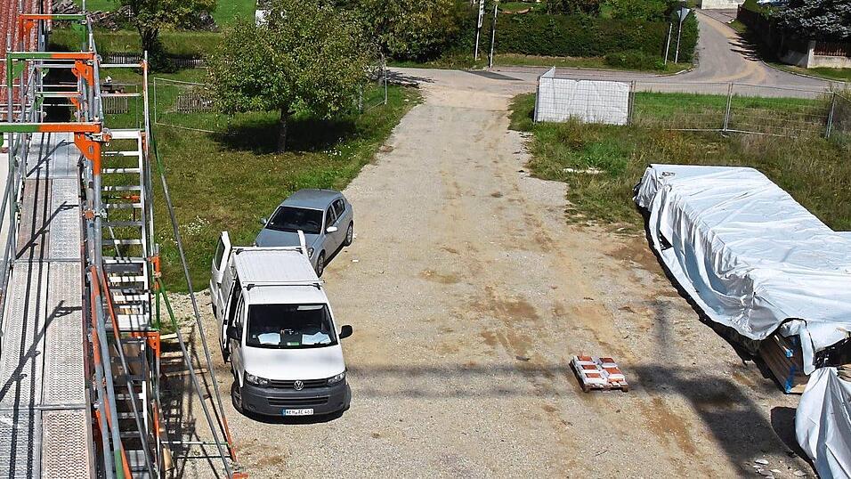 Der Außenbereich des bestehenden und des Erweiterungsbaues der Grundschule muss neu gestaltet werden. Der Außenbereich des bestehenden und des Erweiterungsbaues der Grundschule muss neu gestaltet werden.