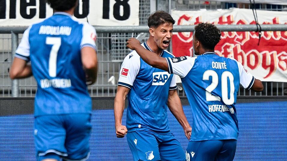 Adam Hložek jubelte mit seinen Teamkollegen über die Führung. Adam Hložek jubelte mit seinen Teamkollegen über die Führung.