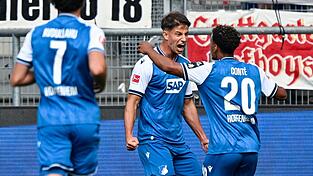 Adam Hložek jubelte mit seinen Teamkollegen über die Führung. Adam Hložek jubelte mit seinen Teamkollegen über die Führung.