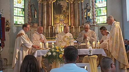 F&uuml;nf Priester am Altar (v.l.): Erich Renner, Martin Ramoser, Stefan Brunner, Manfred Wundlechner, Josef Gallmeier,Josef Schemmerer