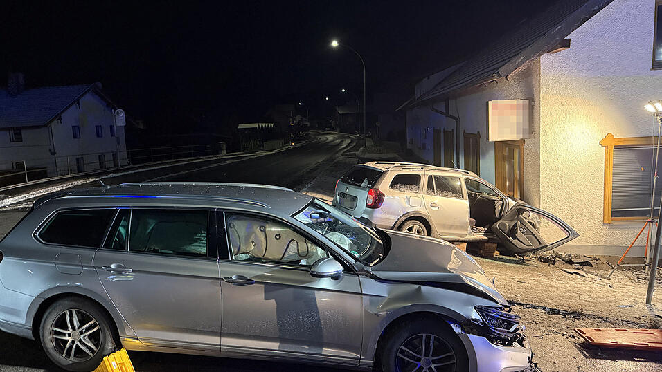 Eine 30-J&auml;hrige kommt nach dem Unfall mit dem Rettungsheli ins Krankenhaus.