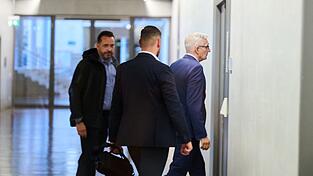 Im geheim tagenden Parlamentarischen Kontrollgremium (PKGr) des Bundestages wurde BND-Präsident Martin Jäger am Mittwoch zu den Spionagevorwürfen gegen den früheren Präsidenten des Bundesnachrichtendienstes, August Hanning, befragt. Im geheim tagenden Parlamentarischen Kontrollgremium (PKGr) des Bundestages wurde BND-Präsident Martin Jäger am Mittwoch zu den Spionagevorwürfen gegen den früheren Präsidenten des Bundesnachrichtendienstes, August Hanning, befragt.