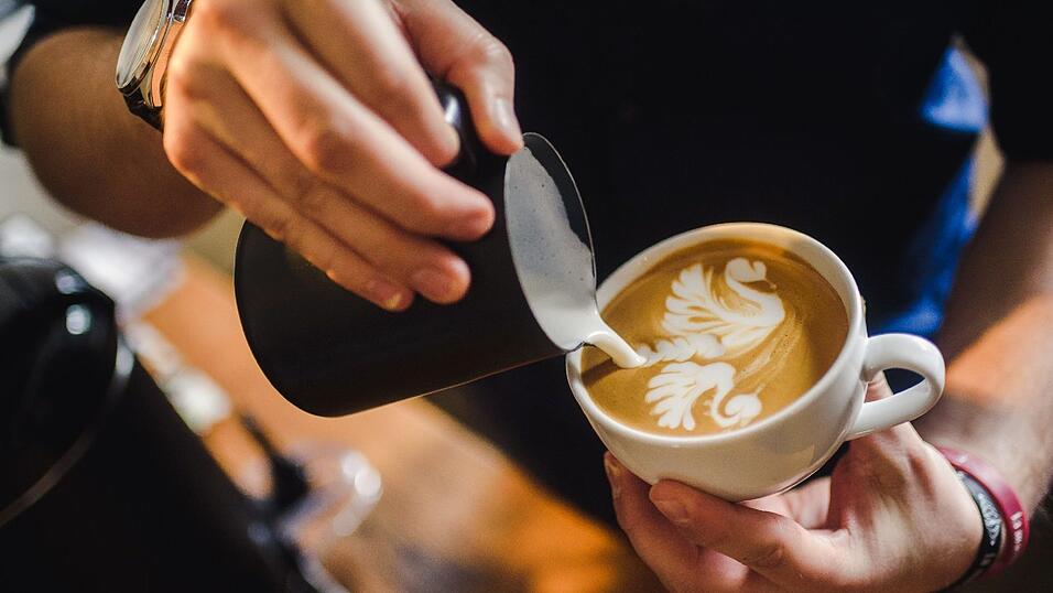 Der Würzburger Daniel Gerlach (27) ist 'Deutscher Latte Art Meister 2015'. Ende März tritt er bei der WM in Shanghai an. Der Würzburger Daniel Gerlach (27) ist 'Deutscher Latte Art Meister 2015'. Ende März tritt er bei der WM in Shanghai an.
