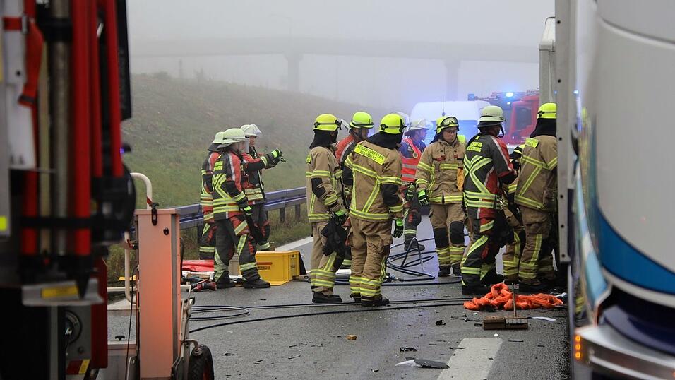 Am Dienstagvormittag fuhr ein Lkw-Fahrer einem anderen Laster auf der A3 bei Regensburg auf. Infolgedessen wurde der Fahrer in seinem Fahrzeug eingeklemmt. Am Dienstagvormittag fuhr ein Lkw-Fahrer einem anderen Laster auf der A3 bei Regensburg auf. Infolgedessen wurde der Fahrer in seinem Fahrzeug eingeklemmt.