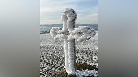 Von Raureif überzogenes Kreuz in der Nähe von Sattelbogen