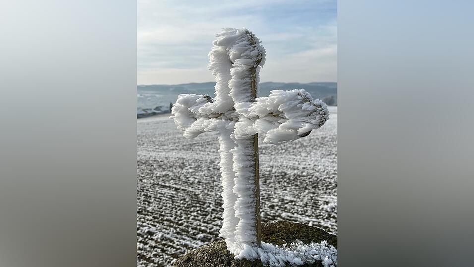 Von Raureif überzogenes Kreuz in der Nähe von Sattelbogen