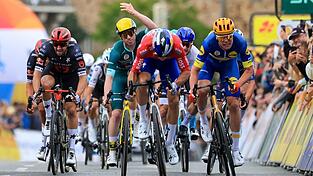 Danny van Poppel gewinnt den Sprint, wird von der Jury aber zurückgestuft. Es gewinnt Soren Waerenskjold (r).