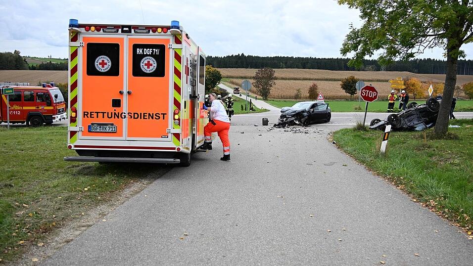 Ein Abschlepper barg die nicht mehr fahrbereiten Autos. 