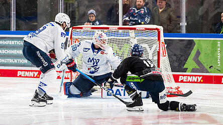 Nicht nur Tyler Madden (hier beim 0:4 am Freitag gegen Mannheim), sondern nahezu das gesamte Tigers-Team, blieb zuletzt vor dem Tor des Gegners glücklos. Nicht nur Tyler Madden (hier beim 0:4 am Freitag gegen Mannheim), sondern nahezu das gesamte Tigers-Team, blieb zuletzt vor dem Tor des Gegners glücklos.