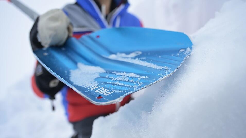 Schneekristalle haben sich in der Schneedecke gebildet - eine gef&auml;hrliche Gleitschicht, auf der obere Schneeschichten als Lawinen abgehen k&ouml;nnen.