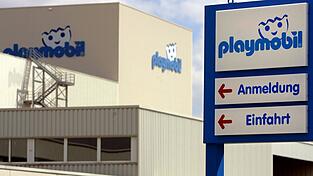 F&uuml;r die Besch&auml;ftigten des vor der Schlie&szlig;ung stehenden Playmobil-Werkes in Dietenhofen wurde ein Sozialplan ausgehandelt (Archivbild).