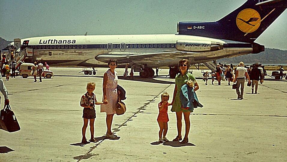 Damals war man noch wer als Deutscher: Touristen aus dem Ruhrgebiet kommen 1973 - noch zur Zeit von Diktator Franco - auf dem Flughafen von Ibiza an. (Archivbild) Damals war man noch wer als Deutscher: Touristen aus dem Ruhrgebiet kommen 1973 - noch zur Zeit von Diktator Franco - auf dem Flughafen von Ibiza an. (Archivbild)