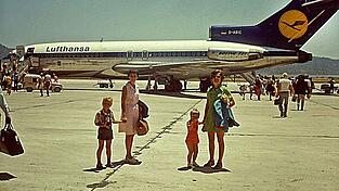 Damals war man noch wer als Deutscher: Touristen aus dem Ruhrgebiet kommen 1973 - noch zur Zeit von Diktator Franco - auf dem Flughafen von Ibiza an. (Archivbild) Damals war man noch wer als Deutscher: Touristen aus dem Ruhrgebiet kommen 1973 - noch zur Zeit von Diktator Franco - auf dem Flughafen von Ibiza an. (Archivbild)