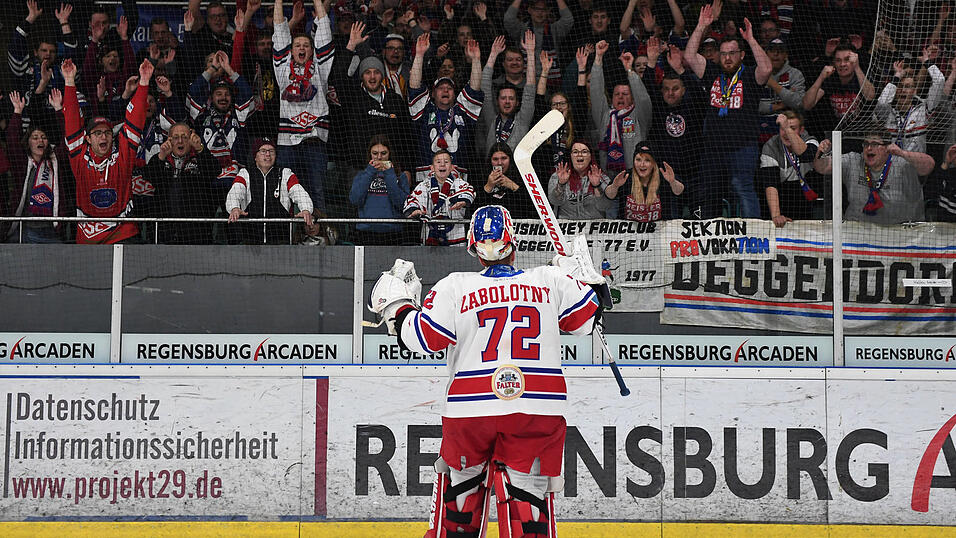 Der Deggendorfer SC hat das ostbayerische Derby bei den Eisbären Regensburg gewonnen. Der Deggendorfer SC hat das ostbayerische Derby bei den Eisbären Regensburg gewonnen.
