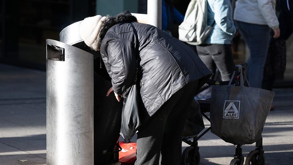 Eine Frau sucht in einem Mülleimer nach Leergut Die Zahl der armutsgefährdeten Rentner in Deutschland hat im vergangenen Jahr einen neuen Rekord erreicht. Eine Frau sucht in einem Mülleimer nach Leergut Die Zahl der armutsgefährdeten Rentner in Deutschland hat im vergangenen Jahr einen neuen Rekord erreicht.