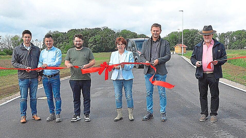 Sie gaben mit dem Durchschneiden eines roten Bandes symbolisch die Bebauung frei: Stefan Schmidbauer von EBB, Geschäftsleiter Wolfgang Weigert, Markus Guggenberger, Bürgermeisterin Angelika Ritt-Frank, Rainer Burghardt und Christian Geusch (von links). Sie gaben mit dem Durchschneiden eines roten Bandes symbolisch die Bebauung frei: Stefan Schmidbauer von EBB, Geschäftsleiter Wolfgang Weigert, Markus Guggenberger, Bürgermeisterin Angelika Ritt-Frank, Rainer Burghardt und Christian Geusch (von links).