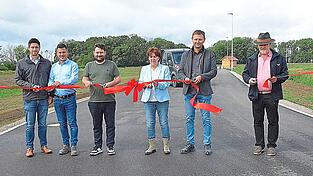 Sie gaben mit dem Durchschneiden eines roten Bandes symbolisch die Bebauung frei: Stefan Schmidbauer von EBB, Geschäftsleiter Wolfgang Weigert, Markus Guggenberger, Bürgermeisterin Angelika Ritt-Frank, Rainer Burghardt und Christian Geusch (von links).
