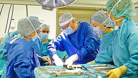 Ein Team arbeitet im neuen Mallersdorfer OP (Archivfoto): In dieser Klinik als Sicherstellungshaus wird es auch künftig eine Notfallversorgung rund um die Uhr geben. Wie es mit dem Standort Bogen weitergehen soll, ist unklar.
