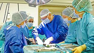 Ein Team arbeitet im neuen Mallersdorfer OP (Archivfoto): In dieser Klinik als Sicherstellungshaus wird es auch künftig eine Notfallversorgung rund um die Uhr geben. Wie es mit dem Standort Bogen weitergehen soll, ist unklar.