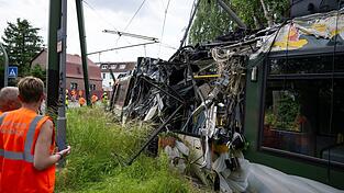 Eine Straßenbahn in Neu Hohenschönhausen ist entgleist. Bei dem Unfall gab es viele Verletzte. Eine Straßenbahn in Neu Hohenschönhausen ist entgleist. Bei dem Unfall gab es viele Verletzte.