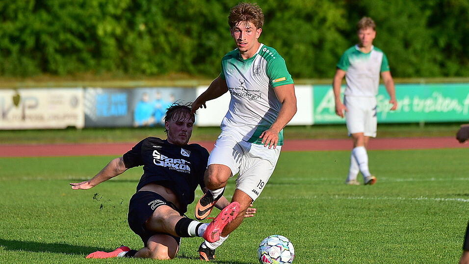 Die SpVgg GW Deggendorf um Daniel Breu (weißes Trikot) verhinderte in der zweiten Hälfte eine Auftaktniederlage. Die SpVgg GW Deggendorf um Daniel Breu (weißes Trikot) verhinderte in der zweiten Hälfte eine Auftaktniederlage.